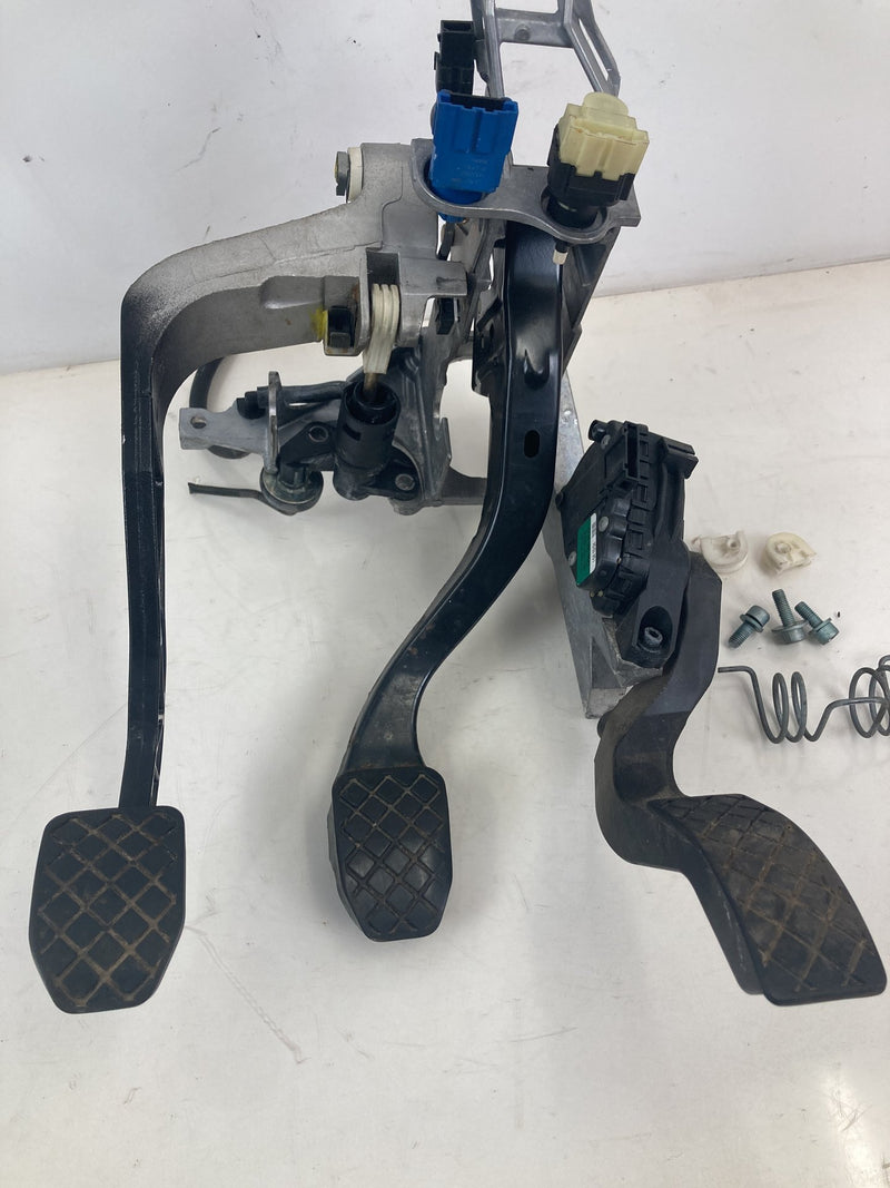 2001-2005 Volkswagen Passat Manual Clutch Pedal Assembly OEM #5505M