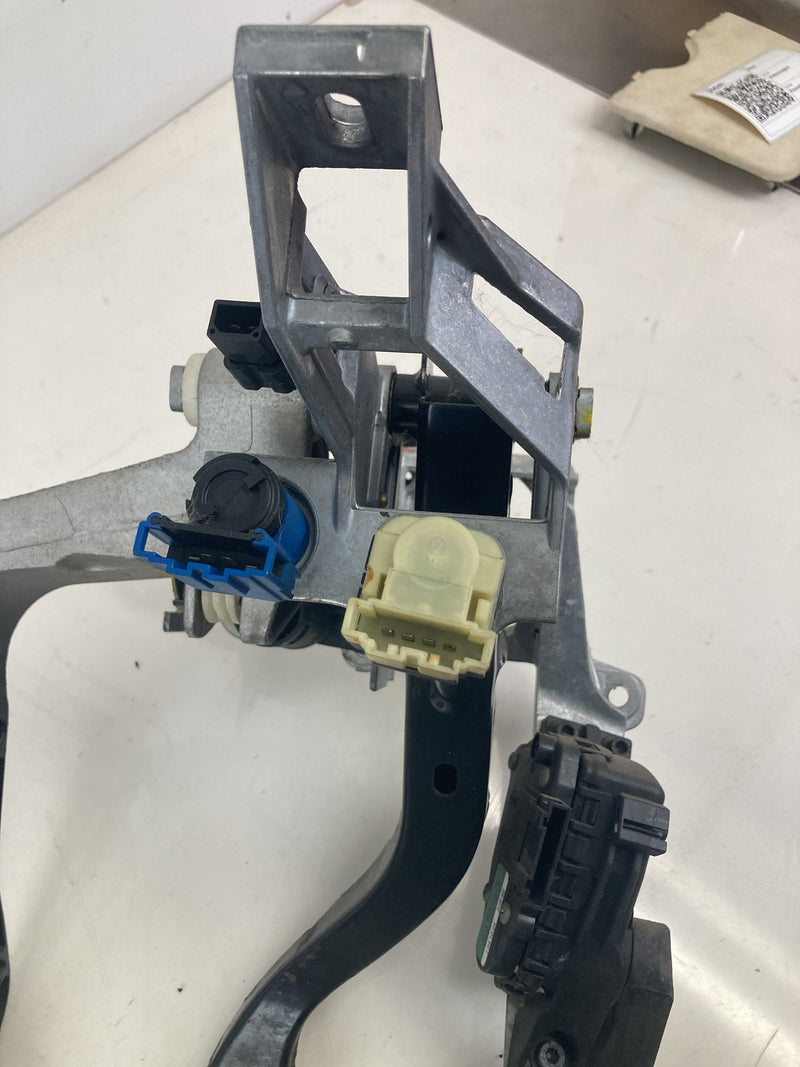 2001-2005 Volkswagen Passat Manual Clutch Pedal Assembly OEM #5505M