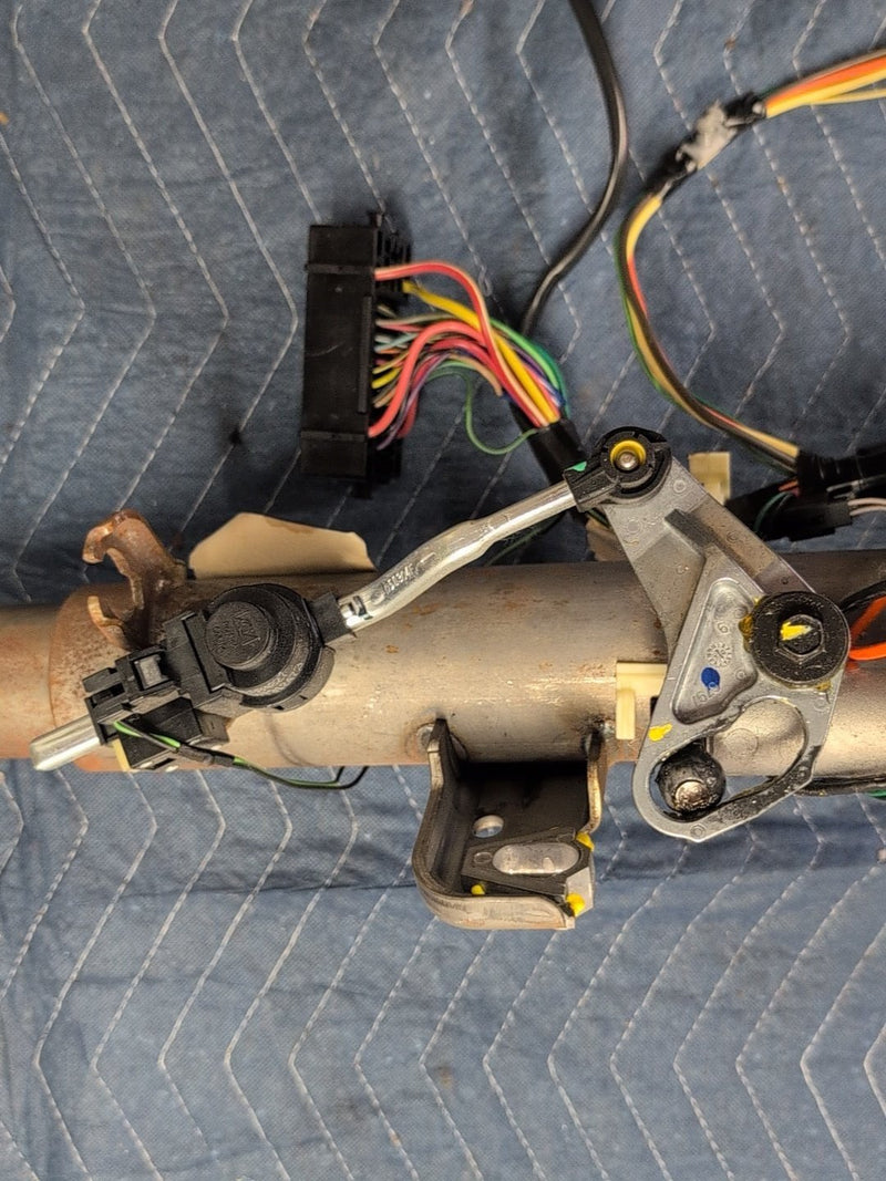 2003-2007 Chevy Suburban 1500 Steering Column w/Radio & Key Controls 26115795