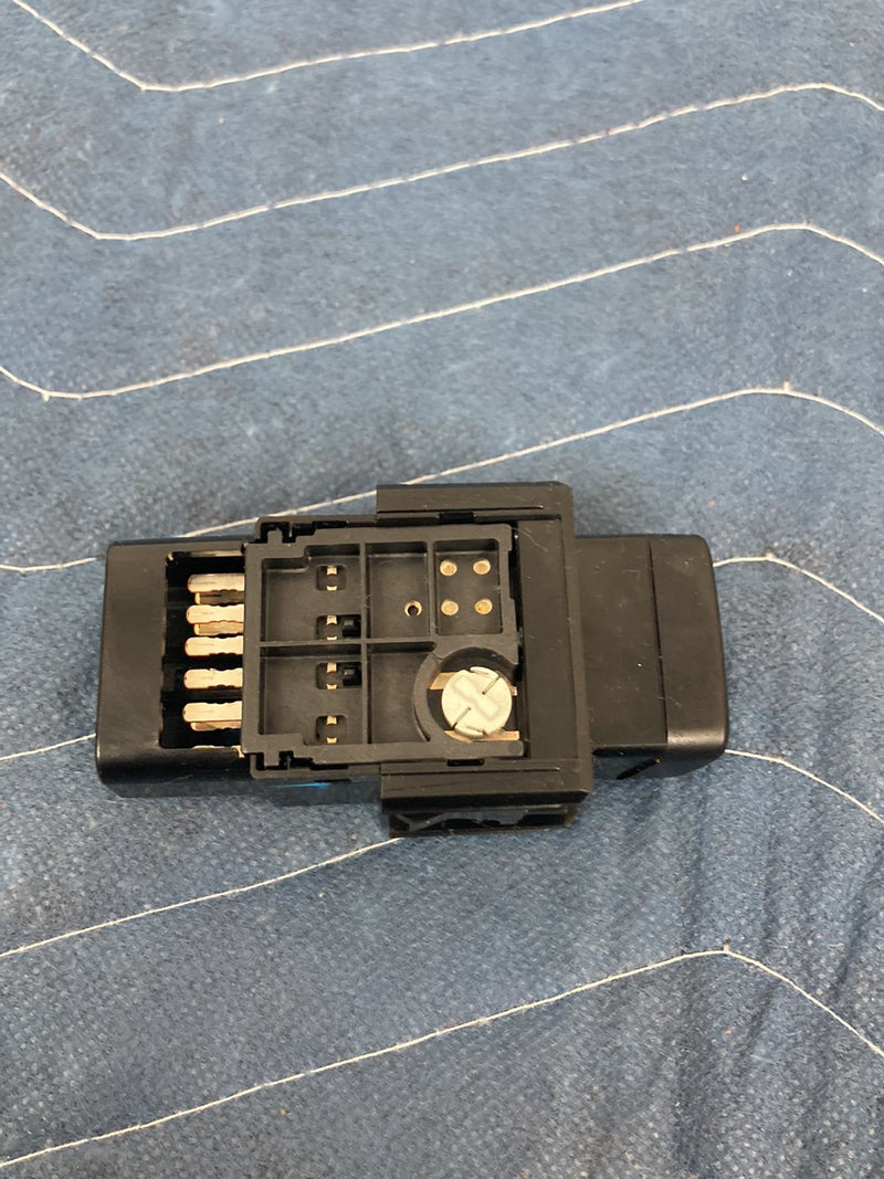 2000 Toyota Sienna L10 - Hazard Light Switch PN: TR9501 157962