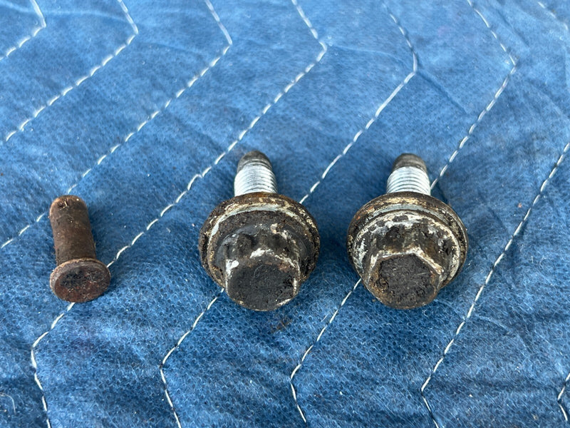 1999-2002 Chevy Silverado GM 1500 2500 Transmission Bolt Hardware OEM #1811CN