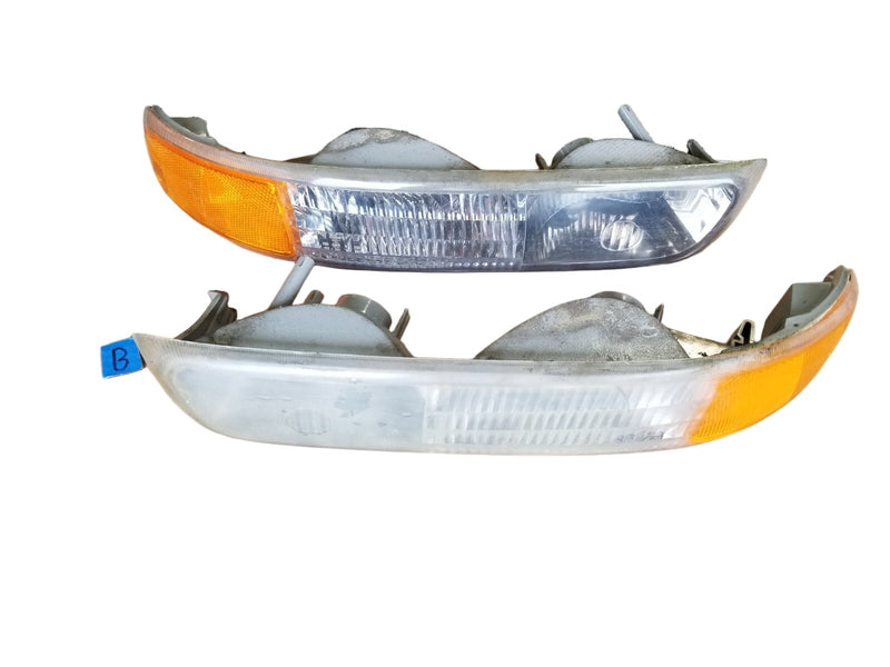 1999-2007 Chevy 1500 Silverado Sierra Front Turn Signal Light Pair OEM #6772EM