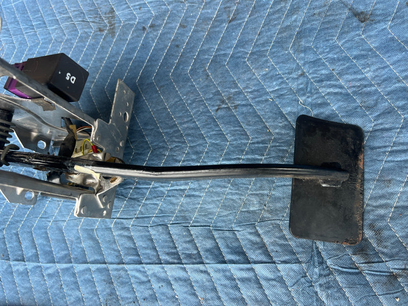 1992-1995 Volvo 940 740 Brake Pedal Assembly w/ Bracket & Switch OEM #3205EM