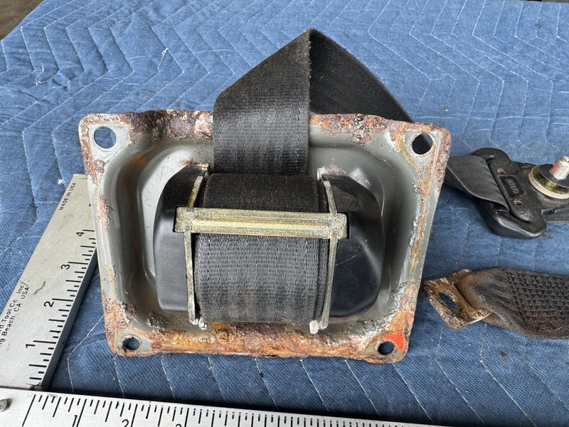 1986-1993 Volvo 240 244 245 Driver Left Front Seat Belt Retractor 1388215 #4842E