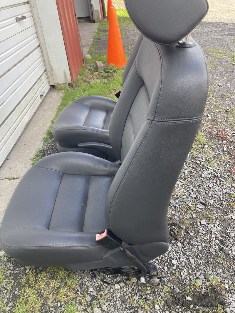 2001-2005 Volkswagen Passat Seat Front Pair Left Right Black OEM #5530M