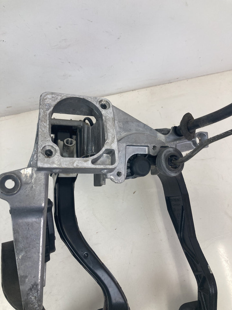 2001-2005 Volkswagen Passat Manual Clutch Pedal Assembly OEM #5505M