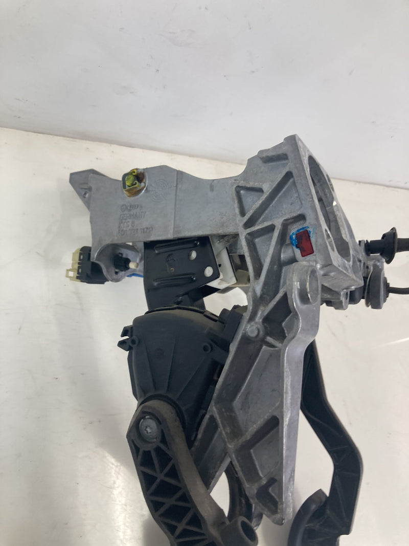 2001-2005 Volkswagen Passat Manual Clutch Pedal Assembly OEM #5505M