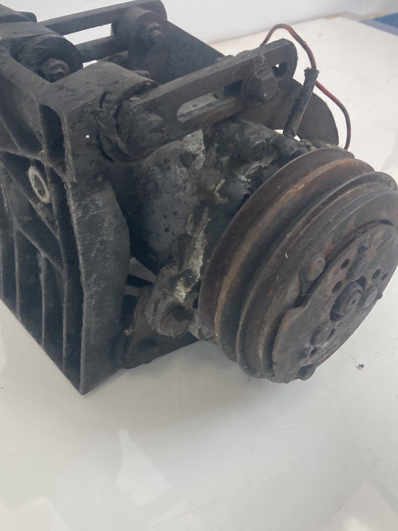 1975-1980 Volvo 244 A/C Compressor w/ Bracket 9118 OEM #4300M