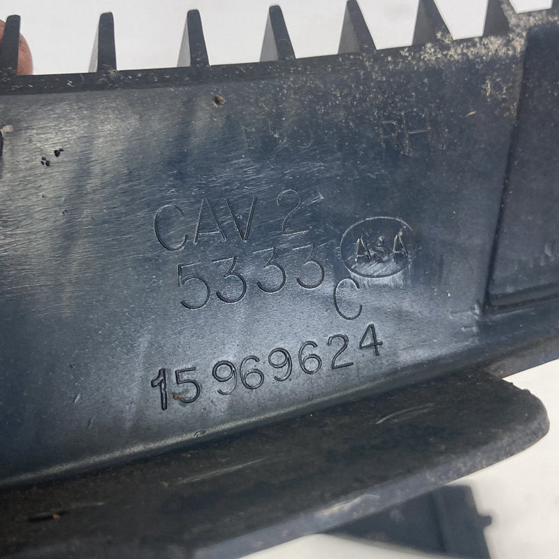 1995-1998 Chevrolet Silverado 2500 GMT400 Cowl End Trim 15969624 15969623