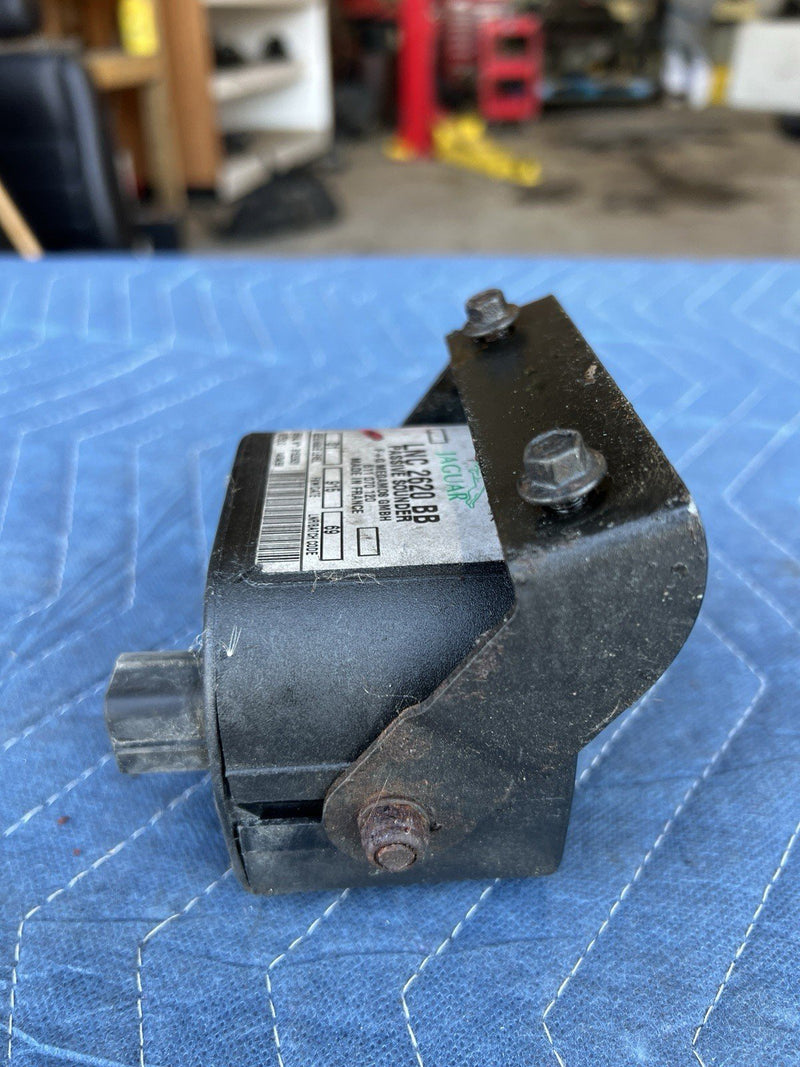 1998-2003 Jaguar XJR XJ8 X308 Alarm Sounder Security Siren LNC2620BB OEM #4689E