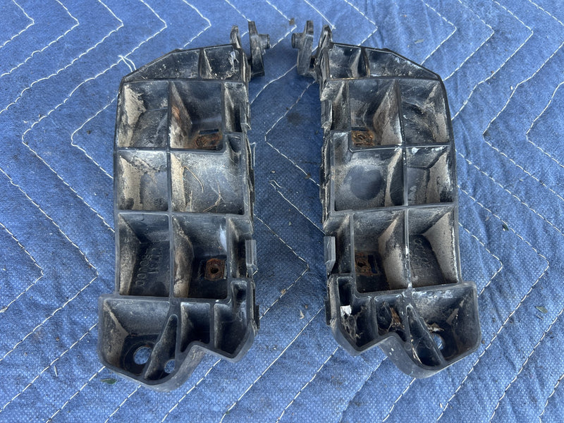 1973 Volvo 140 142 - Fender Bracket PN: 71732-80J00 71731-80J00
