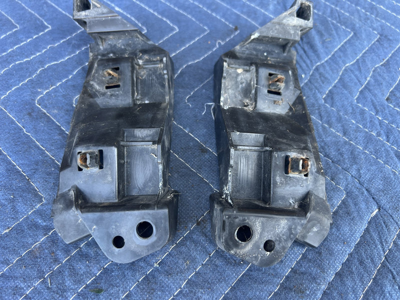 1973 Volvo 140 142 - Fender Bracket PN: 71732-80J00 71731-80J00