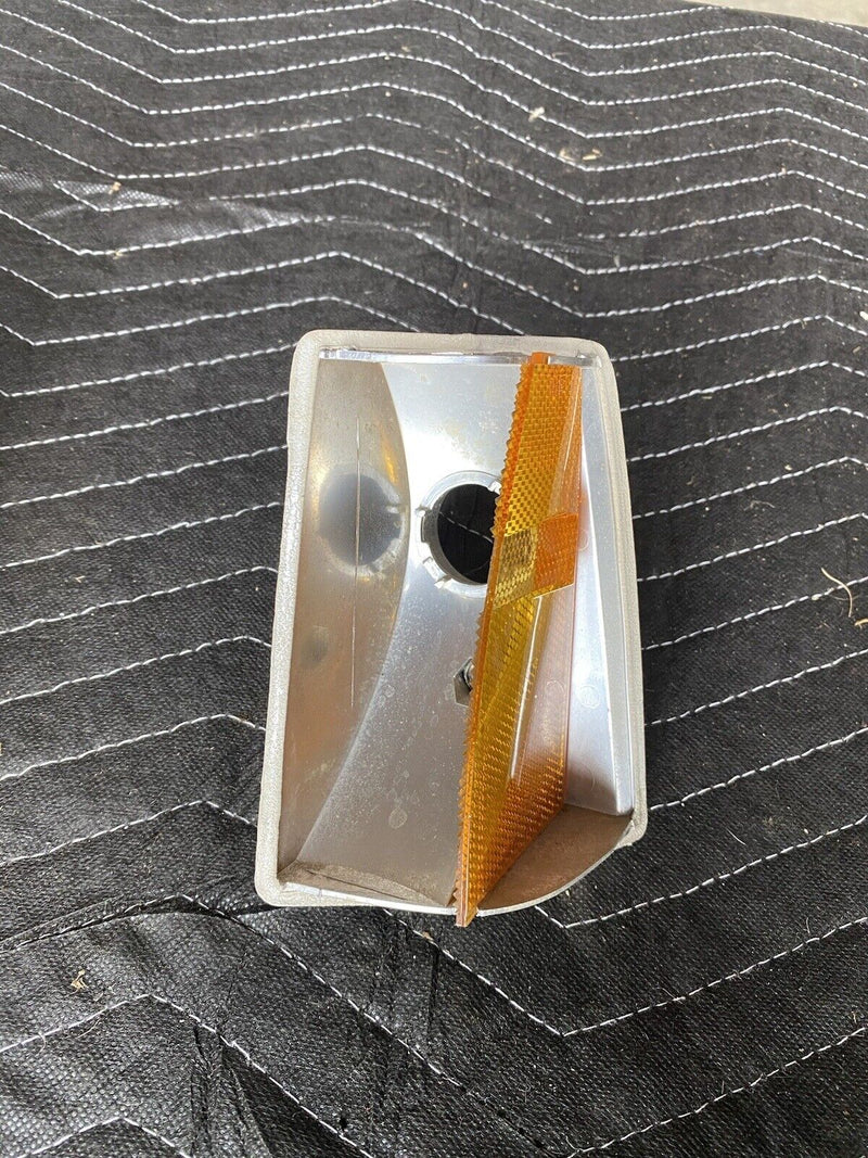 1984-1989 Volvo 740 1983-1987 760 Front Left Turn Signal Housing 1342330 #2191E