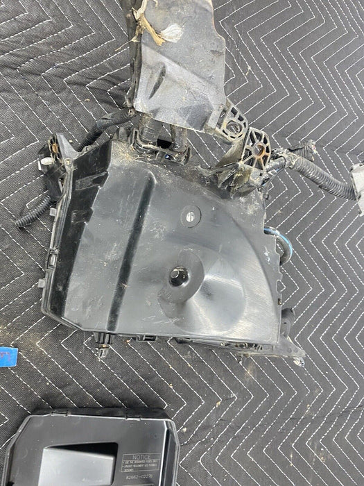 2009-2010 Pontiac Vibe Main Fuse Box Engine Bay ECU Computer Panel OEM #3094E