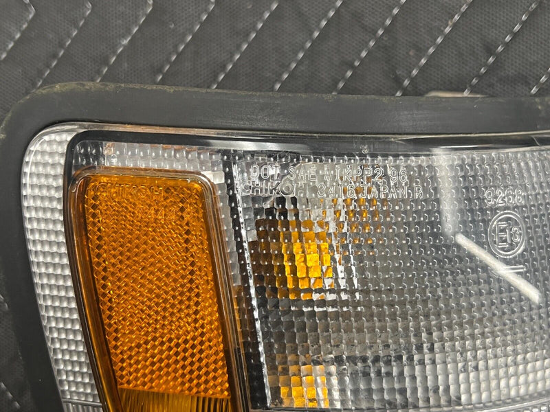1998-2002 Isuzu Trooper Passenger RH Front Turn Signal Headlight Lamp OEM #864EM