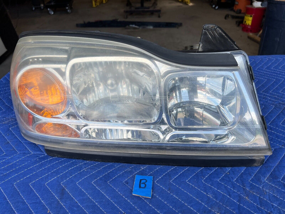 2002-2007 Saturn Vue Passenger RH Front Headlight Lamp Assembly OEM #611EM