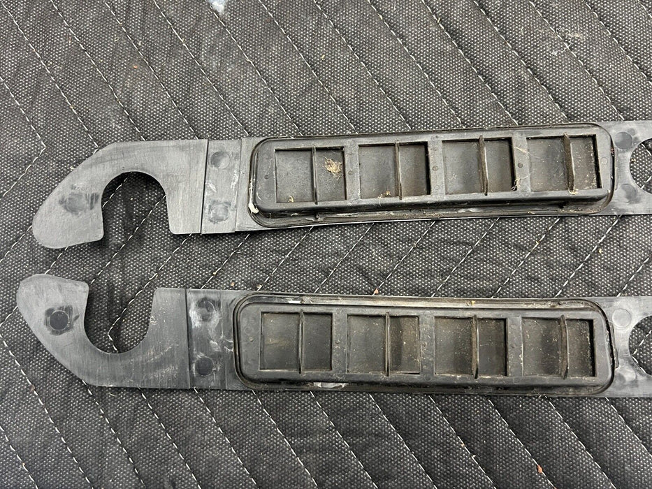 1998-2002 Isuzu Trooper Pair Left & Right Upper Dash Defrost Vents OEM #867EM