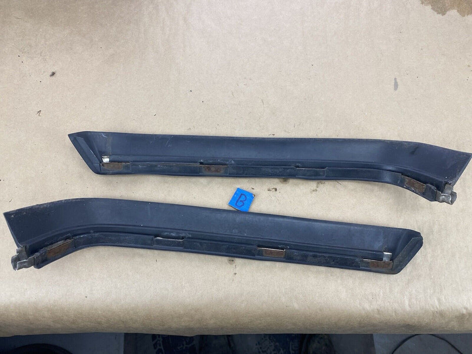 1986-1993 Volvo 240 242 244 245 Hockey Stick Trim Bumper To Body L & R OE #2758E