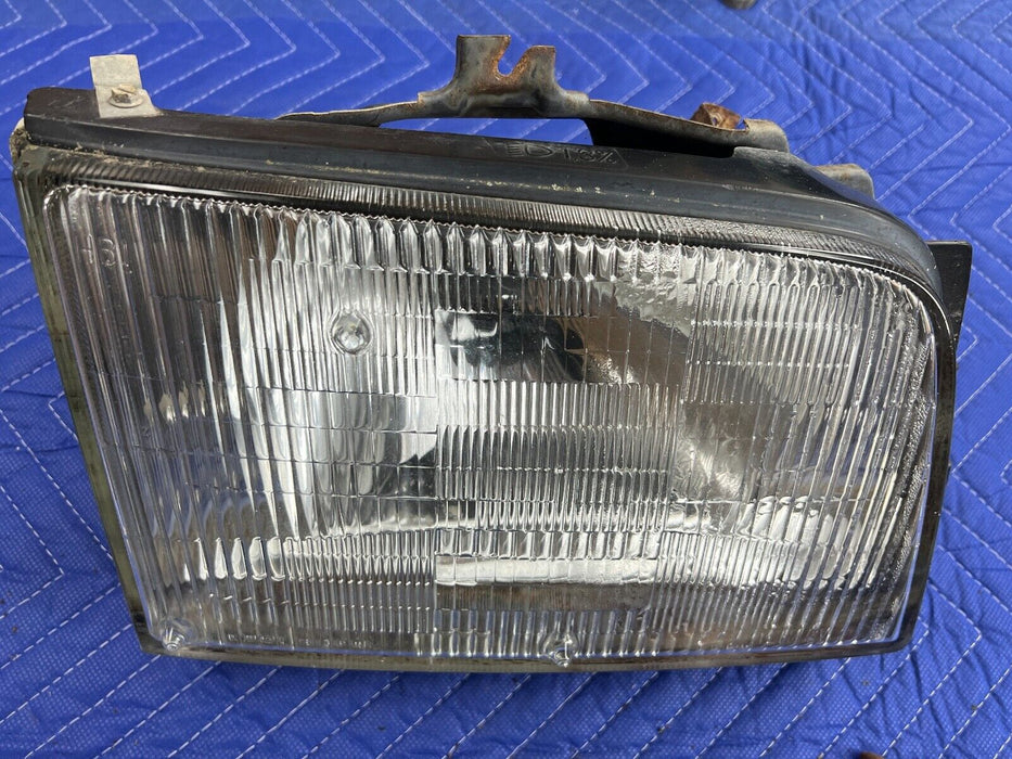 1998-2002 Isuzu Trooper RH Right Passenger Headlight Lamp Assembly OEM #937EM