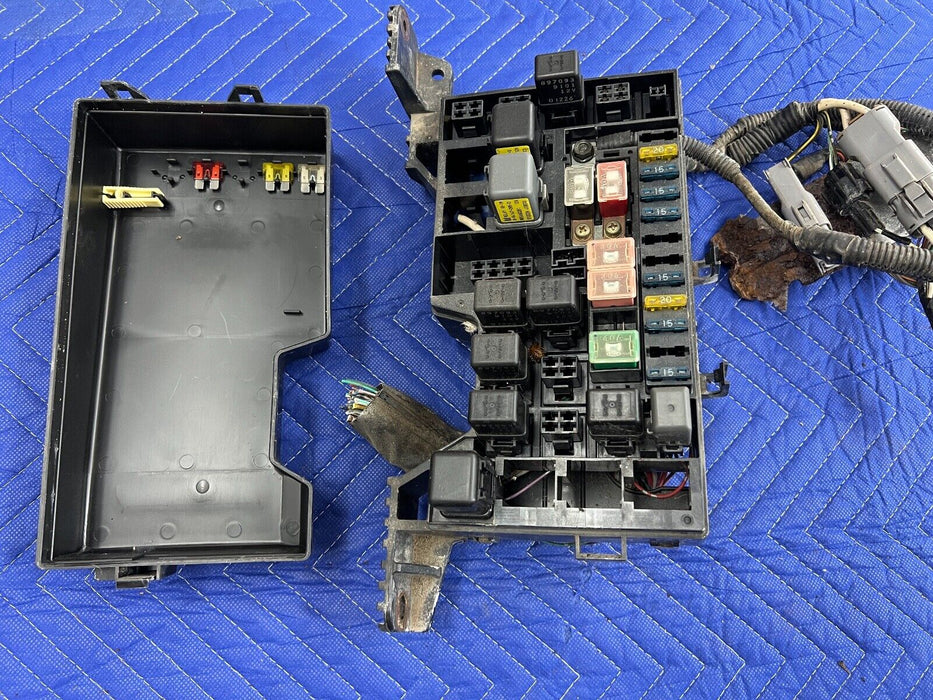 1998-2002 Isuzu Trooper Wiring Junction Engine Fuse Box Relay Box OEM #956EM