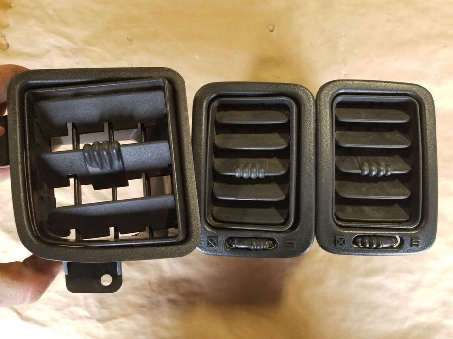 1999-2007 CHEVY 1500 SILVERADO SIERRA OEM SET OF THREE VENTS LOUVRES DASH #824CN