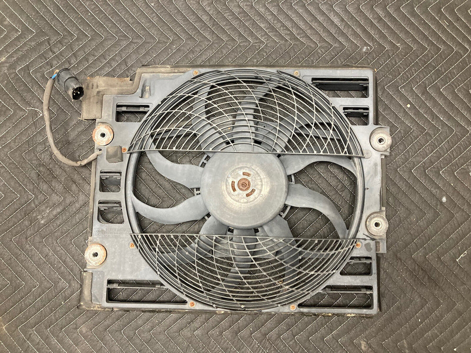 1997-2003 BMW E39 Radiator Fan Assembly 6903028 528￼i 525i OEM #443M