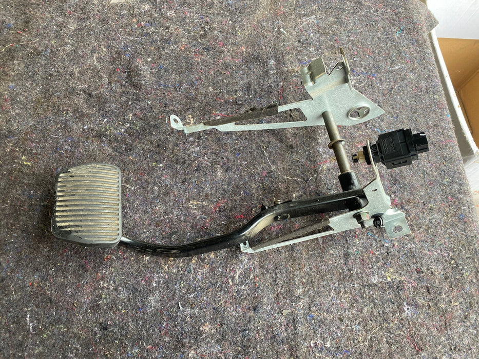 98-00 Volvo V70R V70 S70 Brake Pedal Assembly W/ Bracket & Switch OEM #1628E