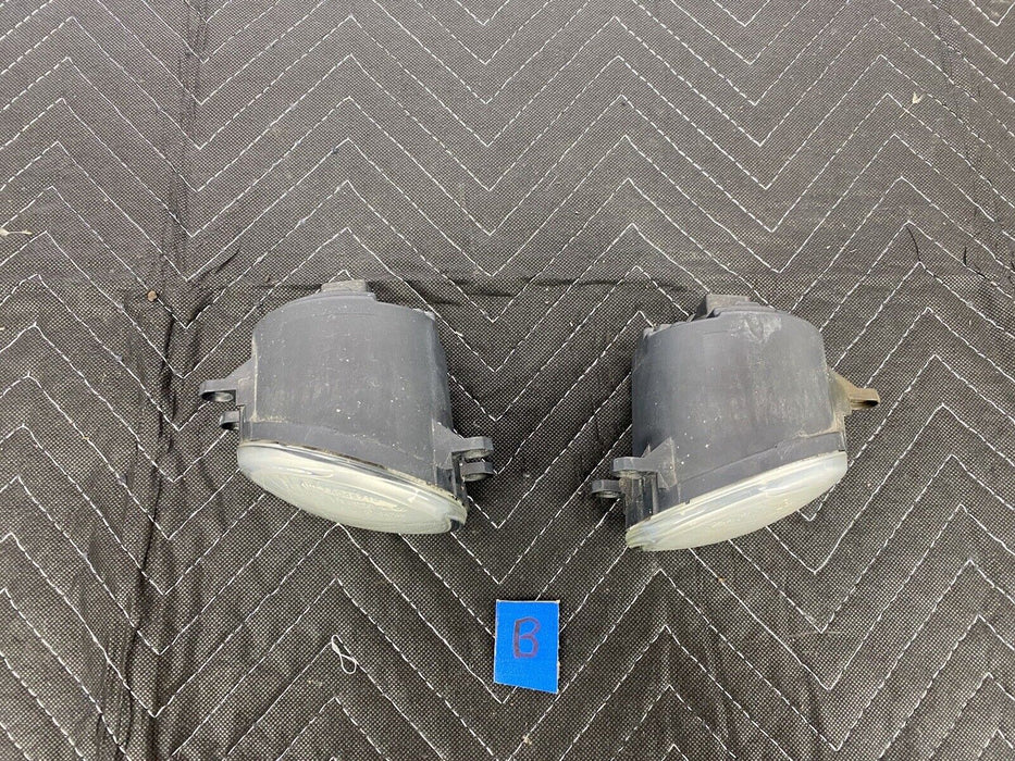 2009-2010 Pontiac Vibe Lower Bumper Fog Light Pair 305610 & 305600 OEM #3140E