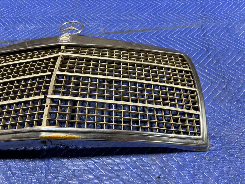 1974-1976 Mercedes Benz W114 W115 Chrome Grille Assembly Vintage w/Emblem #3168E