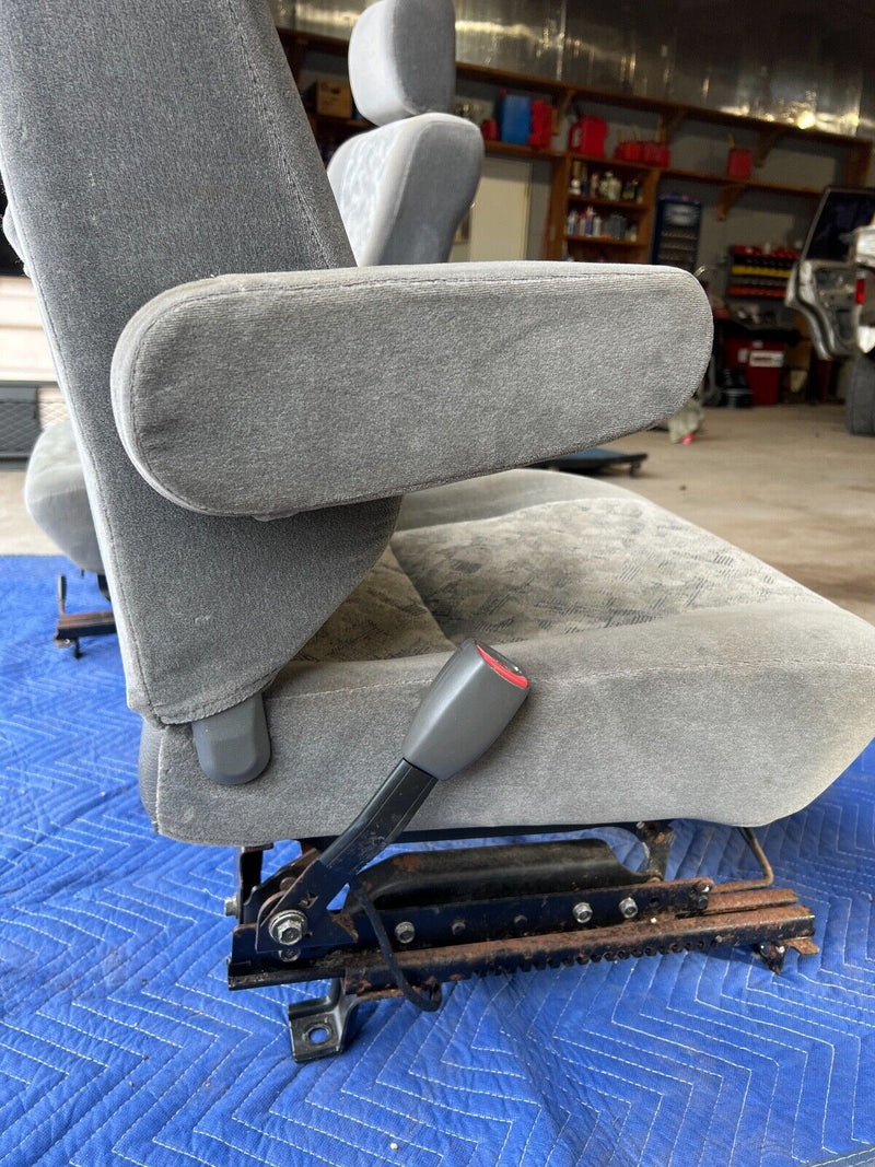 1998-2002 Isuzu Trooper Fabric LH & RH Pair Set Front Seat Assembly OEM #927EM
