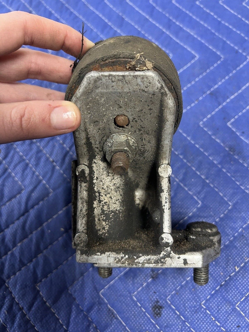 Volvo 240 244 245 B230 1229173 Left Engine Mount Bracket Frame Redblock #3188E