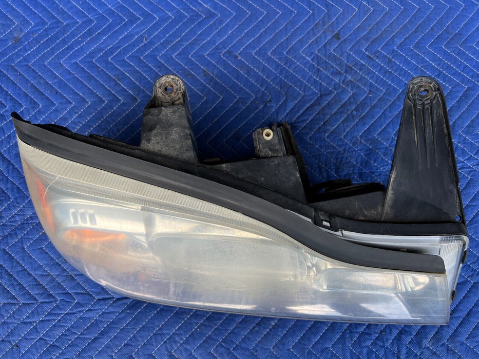 2002-2007 Saturn Vue Passenger RH Front Headlight Lamp Assembly OEM #611EM