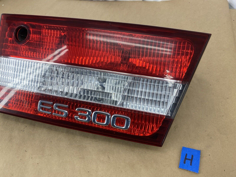 2000-2001 Lexus ES300 Passenger Right Deck Trunk Lid Inner Tail Light OEM #2401E