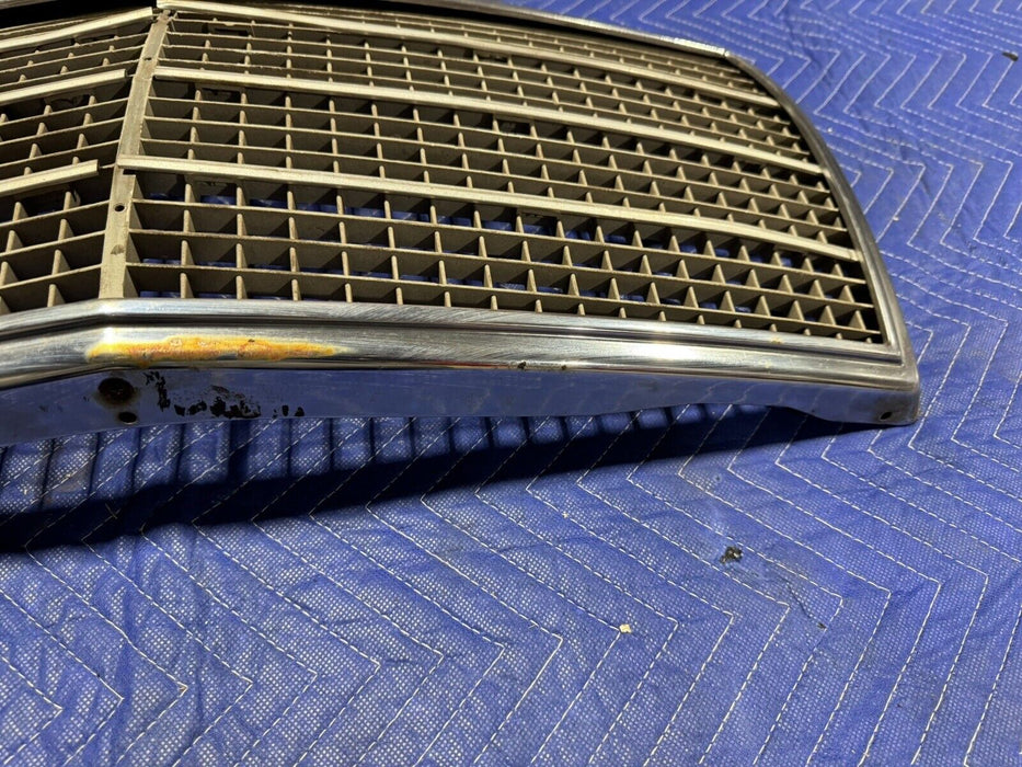 1974-1976 Mercedes Benz W114 W115 Chrome Grille Assembly Vintage w/Emblem #3168E