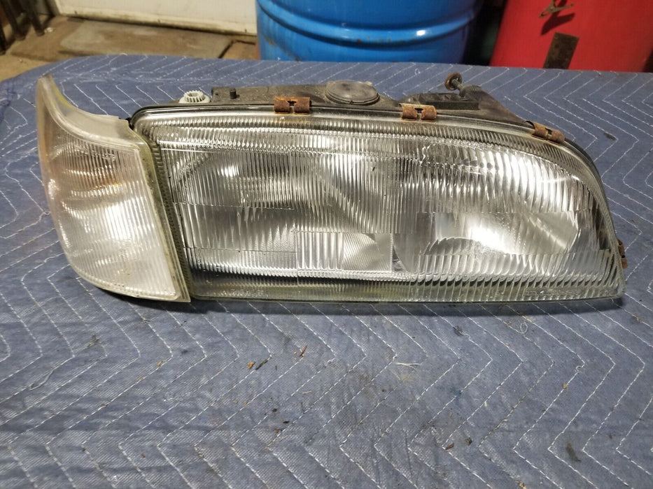 1998-2000 Volvo V70 V70R Wagon OEM Passenger Right R Headlight + Corner #331AN