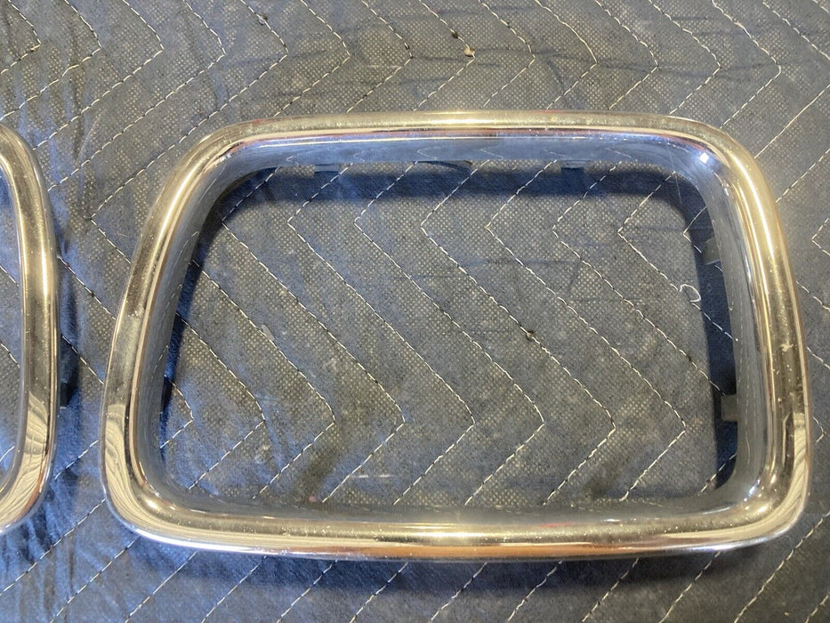 1988-1996 BMW E34 5 Series 525i 535i Grille Chrome Trim Pair 8148725 OEM #2011M