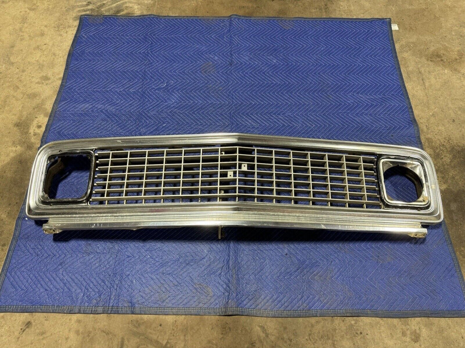 1971-1972 Chevrolet Pickup Truck C10 C20 Complete Grille Blazer OEM NICE #3171E