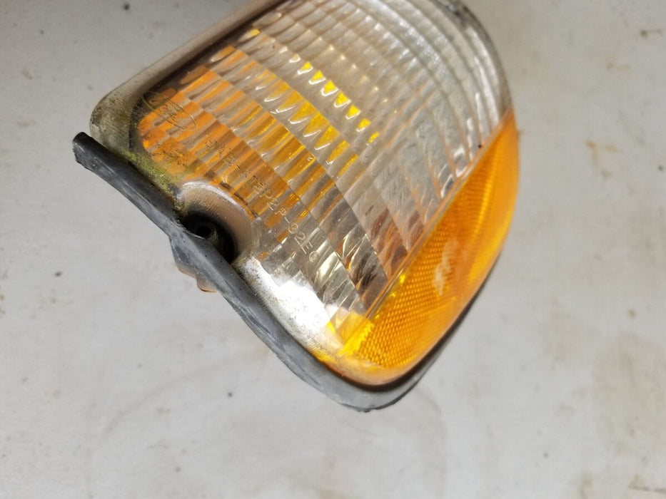 1992-2007 Ford E150 E250 E350 VAN LEFT DIRECTIONAL AMBER TURN LIGHT #906CN