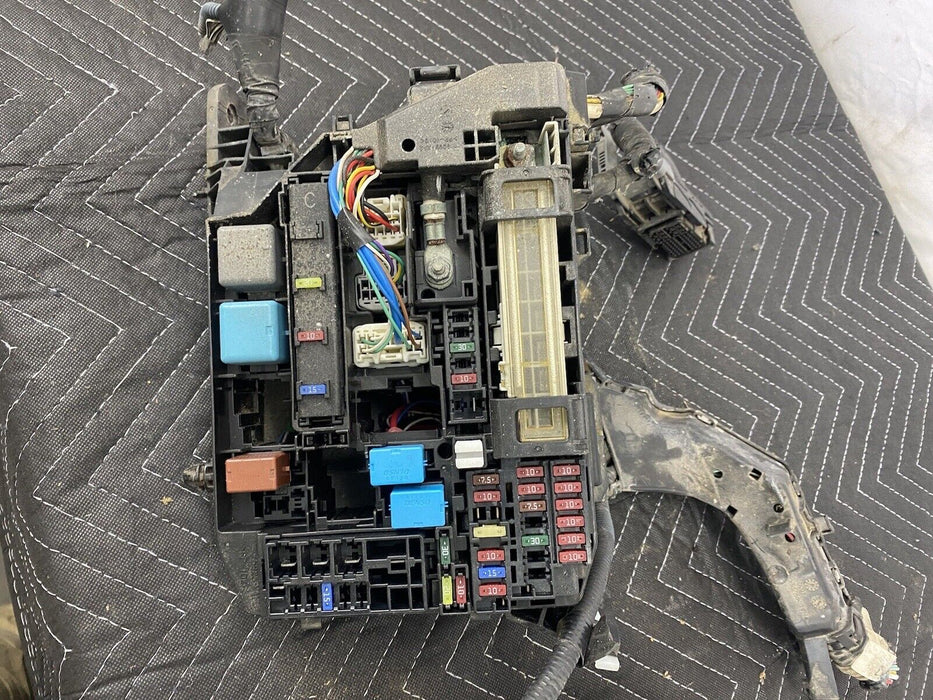 2009-2010 Pontiac Vibe Main Fuse Box Engine Bay ECU Computer Panel OEM #3094E