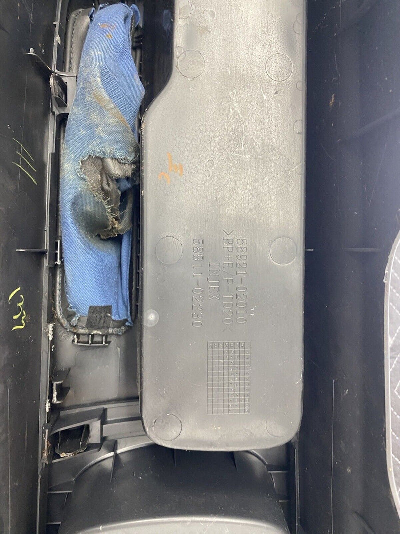 2009-2010 Pontiac Vibe Center Console & Cup Holder Assembly Gray OEM #3159E