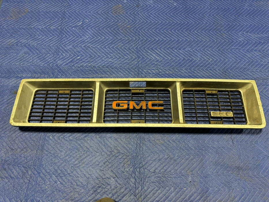 1973-1974 GMC Squarebody C & K Series Truck Grille 6270838 OEM C10 350 #3169E