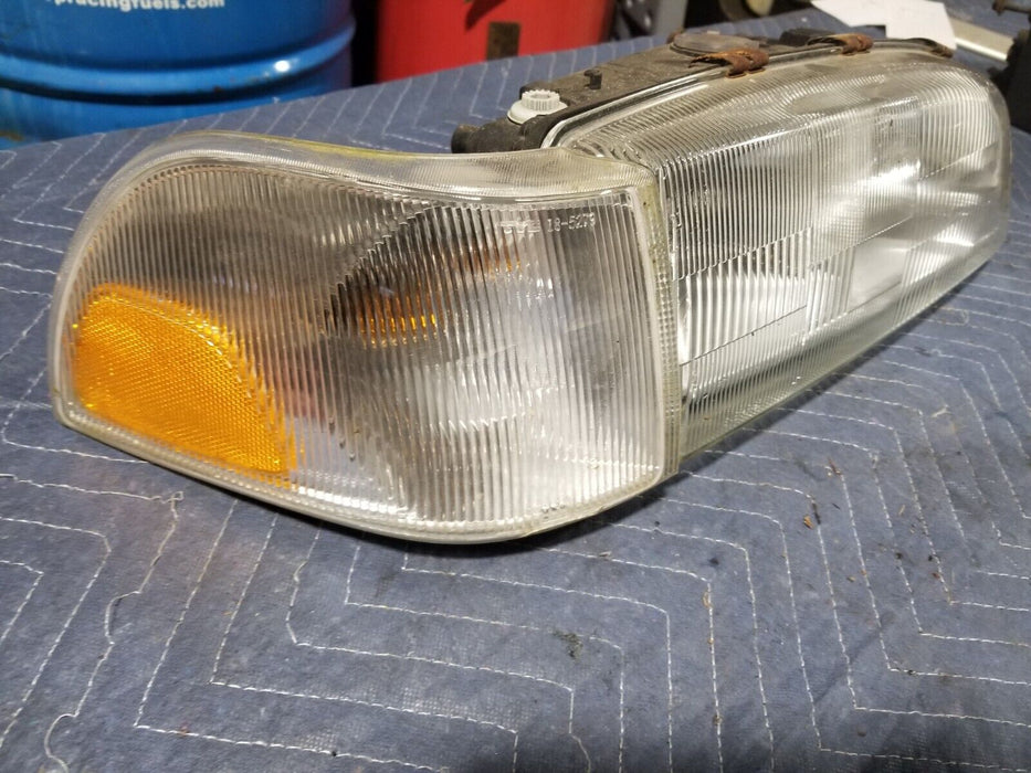 1998-2000 Volvo V70 V70R Wagon OEM Passenger Right R Headlight + Corner #331AN