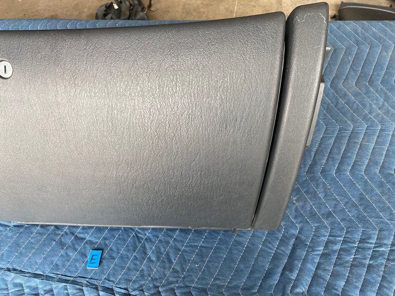 2001-04 Chrysler 300M Gray Glove Box Storage Compartment A1323001N6K #22MC