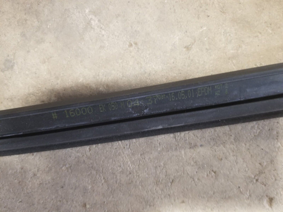 2001-2006 E46 BMW 325i 330XI Cover PASSENGER REAR OUTER WINDOW SEAL OEM  #337CN