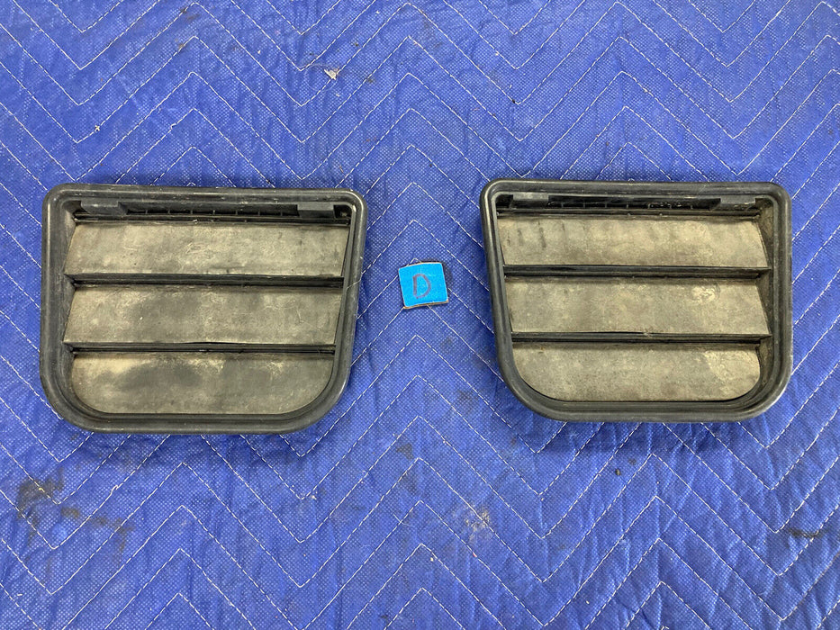 2004-2007 Volvo S60R V70R S60 Rear Trunk Air Vents Pair Flaps OEM #2829M