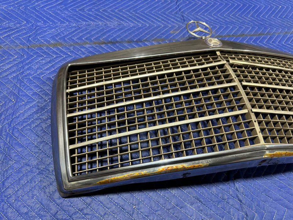 1974-1976 Mercedes Benz W114 W115 Chrome Grille Assembly Vintage w/Emblem #3168E