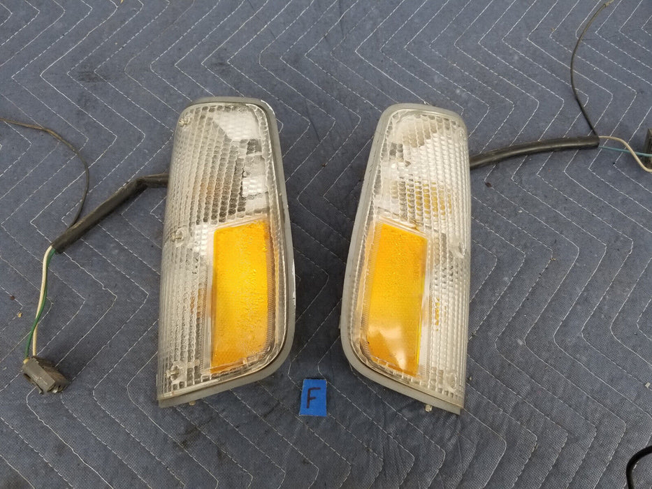 1978-1985 Volvo 240 244 245 Left & Right Clear Turn Signal 3 Screw Pair #2635E