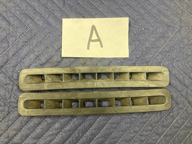 1975-1985 Volvo 242 240 244 245 Dash Vents Defrost 686195 #1614M