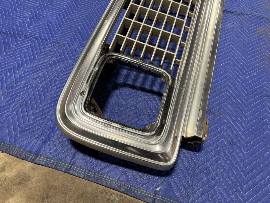 1971-1972 Chevrolet Pickup Truck C10 C20 Complete Grille Blazer OEM NICE #3171E