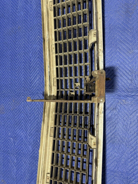 1971-1972 Chevrolet Pickup Truck C10 C20 Complete Grille Blazer OEM NICE #3171E